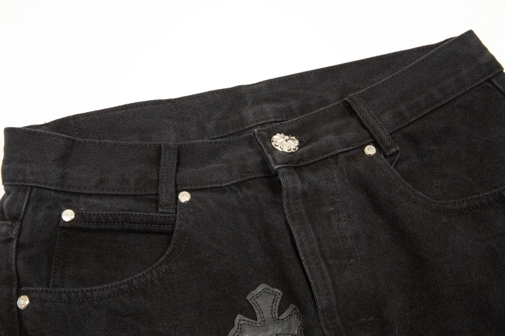 KE915#P230 The only correct leather label version on the market Chrome Hearts CH Cross embroidered distressed jeans Top ceiling quality 100% correct version The correct version is here!  Believe me this must be the best quality you will ever come across! ! Excellent value for money! !  Styles with different washes and textures are very friendly to people with thin legs and thick legs. The straight version is very flattering to the shape of the legs. The moderate length is timeless and easy to match. It is the basis of various styles and a must-have in the wardrobe! ! Add a little stacking to easily control the clean fit trend that has exploded this year. The fabric is stiff but also makes the upper body soft without losing texture. The sides and cuffs of some styles have a bone-wash effect. The vintage flavor pops up all at once. It’s really hard not to love it! ✅Correctly customize the Croxin metal leather label on the back panel. It is not sold directly with the cross on the finished jeans. 1:1 copying strives for excellence and the details are perfectly grasped. ✅The cross leather label is clear and smooth. Exquisite turning top craftsmanship. ✅Buttons, zippers and hardware are all customized versions of the Croxin LOGO. ✅High-cost washing process. Size: 28 30 32 34 36 (5 sizes)